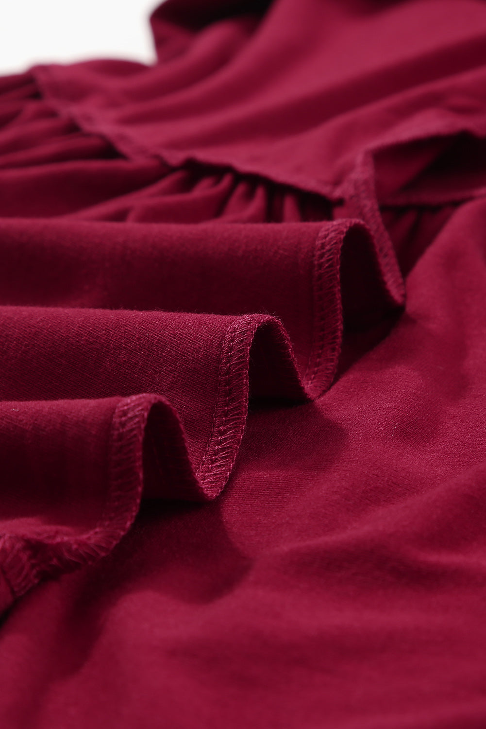 Feurige rote Plus-Size-Bluse mit V-Ausschnitt und Rüschenärmeln und Schößchen