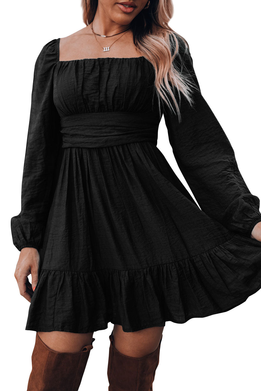 Crna mini haljina s četvrtastim izrezom i puf rukavima s naborima