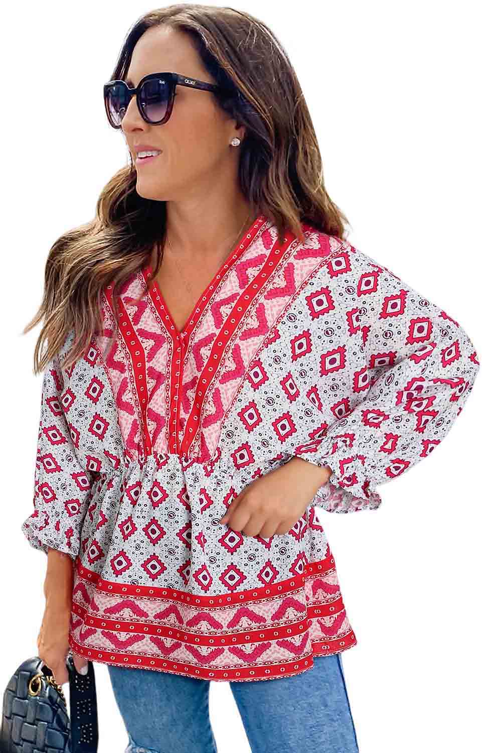 Feurig rote, ausgestellte Bluse mit geometrischem Muster und 3/4-Ärmeln, V-Ausschnitt und geraffter Taille