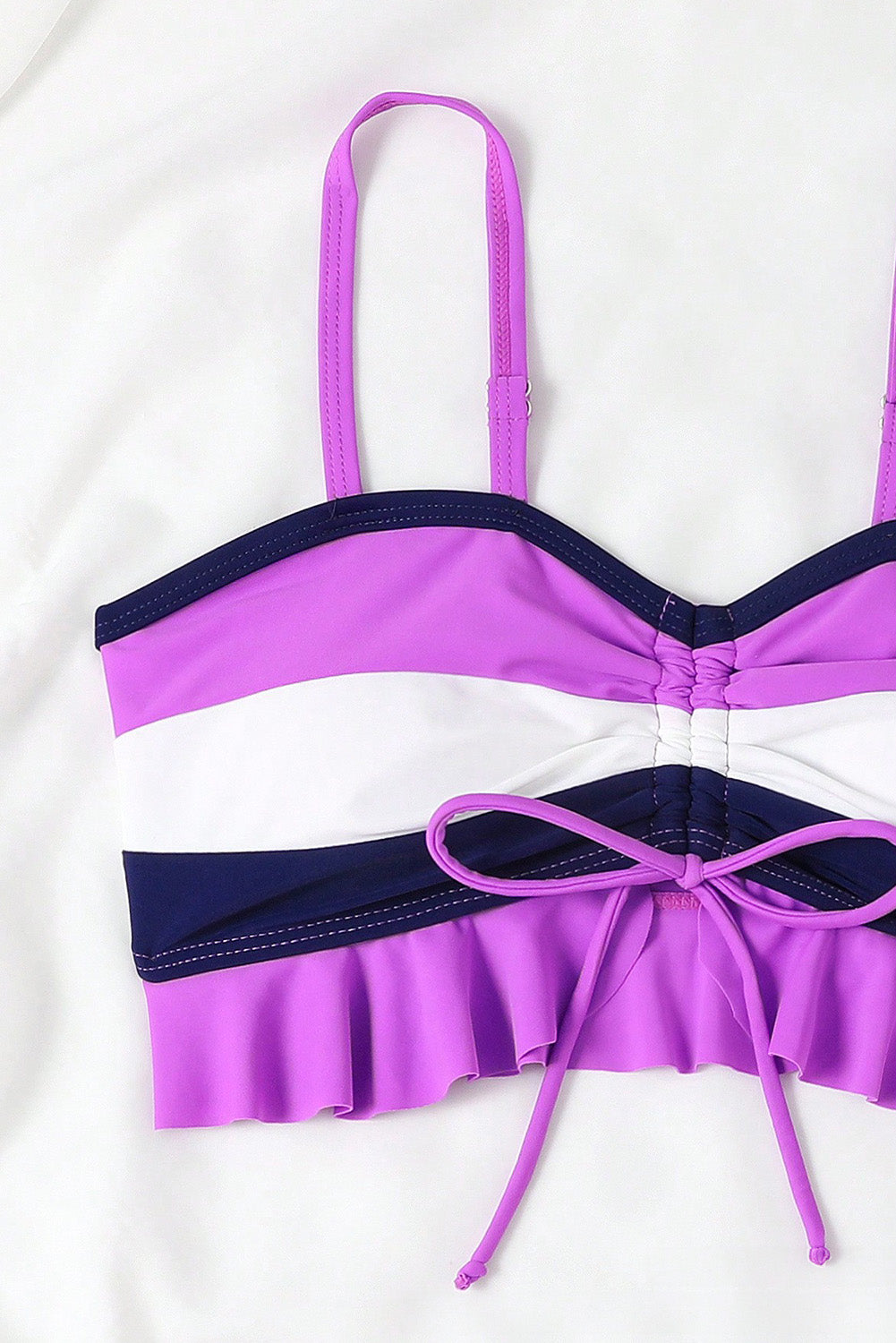 Bikini con pantaloncini con laccetti e coulisse increspati color block viola scuro