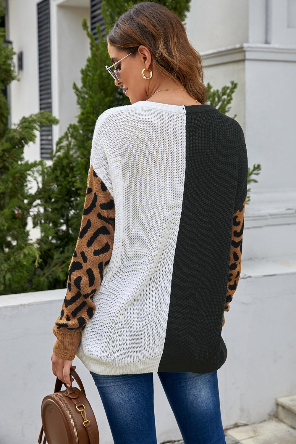 Pulover z V izrezom v kontrastni barvi z leopardjim vzorcem