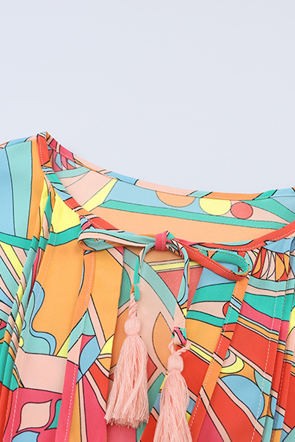 Višebojna lepršava haljina s apstraktnim geometrijskim printom s resicama