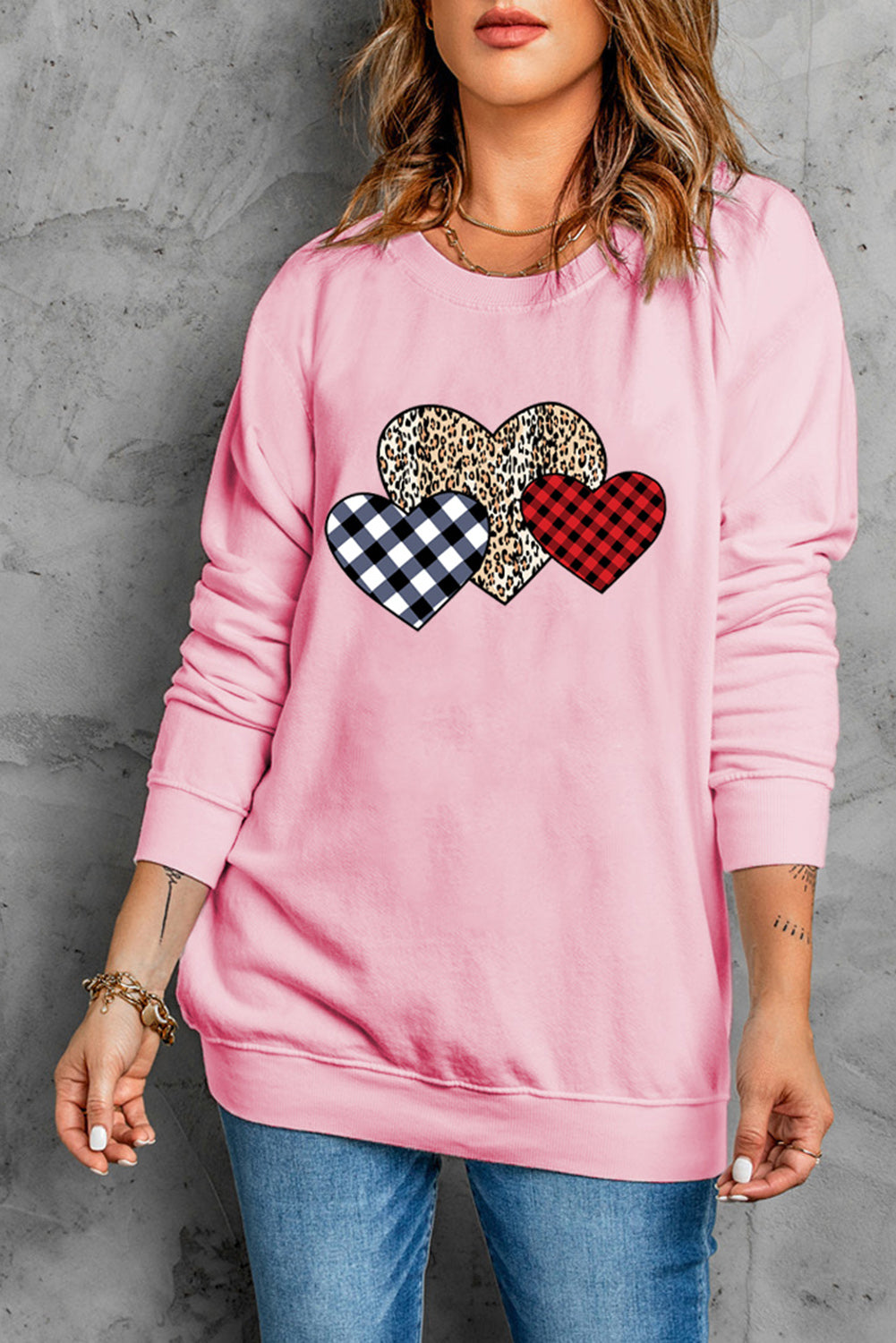 Rosa kariertes Pullover-Sweatshirt mit Leopardenherzen-Print und tief angesetzten Ärmeln