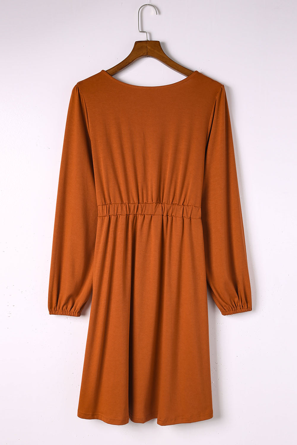 Braunes, langärmliges Kleid mit Knopfleiste und hoher Taille