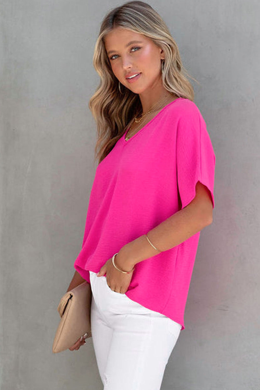 Rožnata enobarvna bluza s kratkimi rokavi z V izrezom
