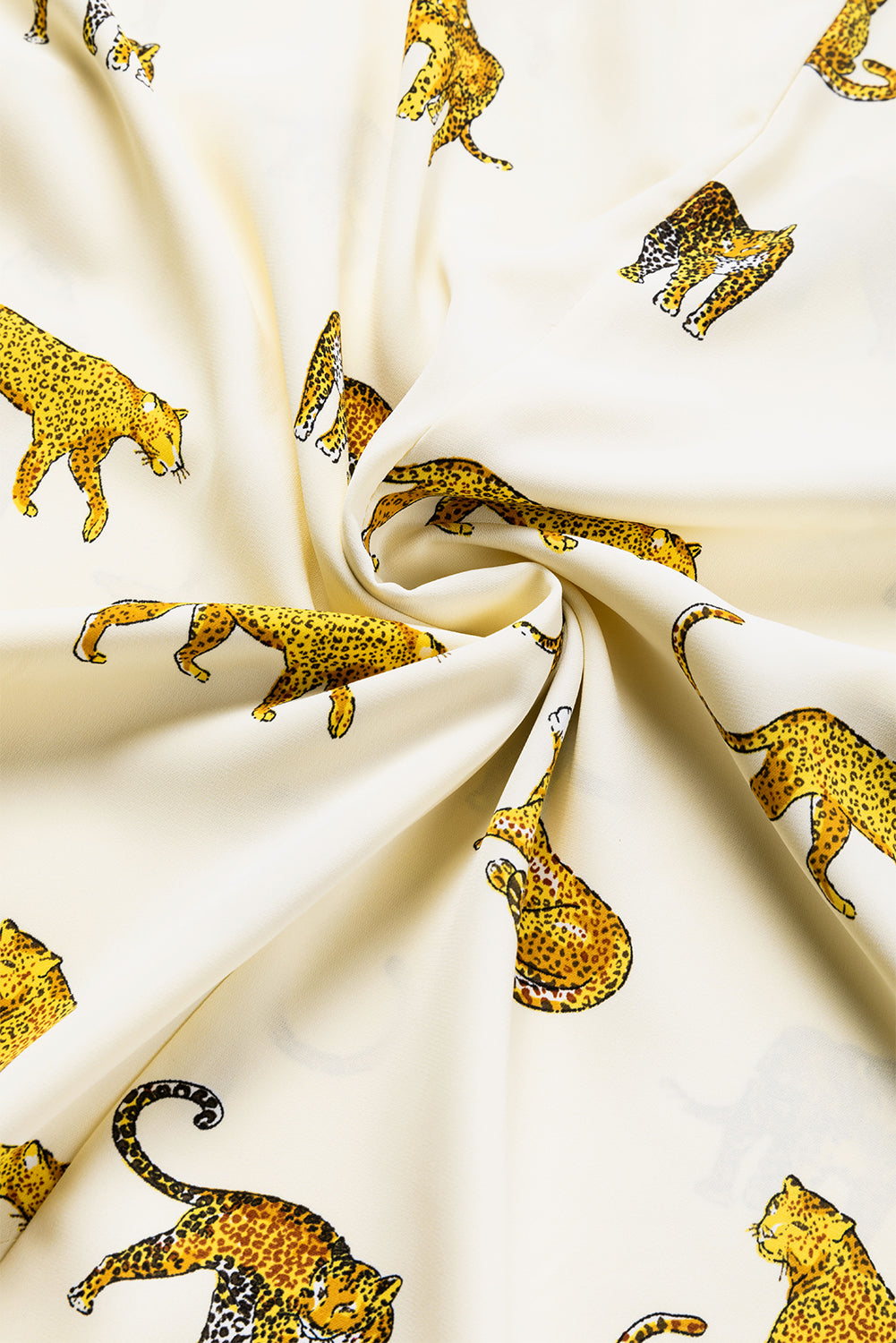 Aprikosenbedruckte Bluse mit Leopardenmuster, Tab-Ärmel, lockere Passform und V-Ausschnitt