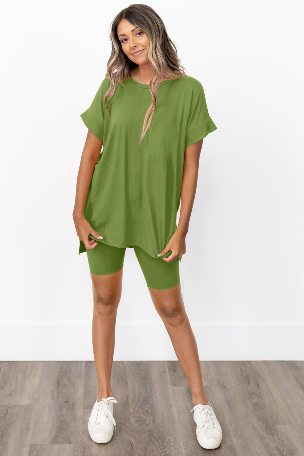 Ensemble t-shirt tunique et short moulant vert épinard uni à ourlet fendu
