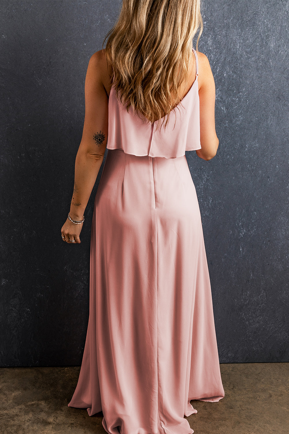 Svjetloružičasta dugačka haljina s naborima na naramenice s V izrezom