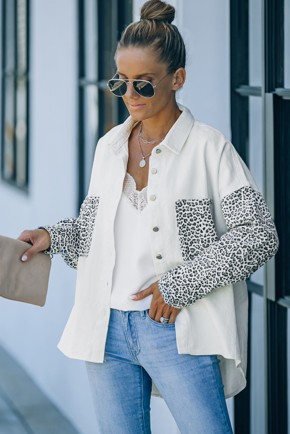 Giacca in denim leopardato bianco a contrasto