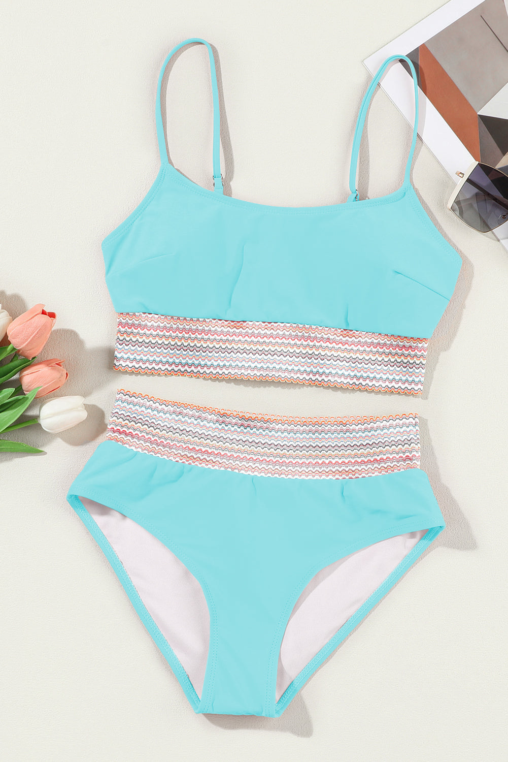 Costume da bagno bikini a vita alta con cinturino per spaghetti patchwork a righe blu cielo