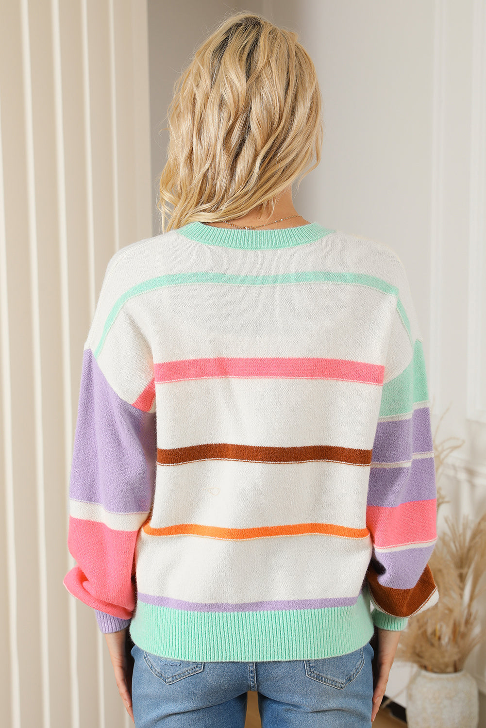 Mehrfarbig gestreifter Colorblock-Pullover mit überschnittener Schulter