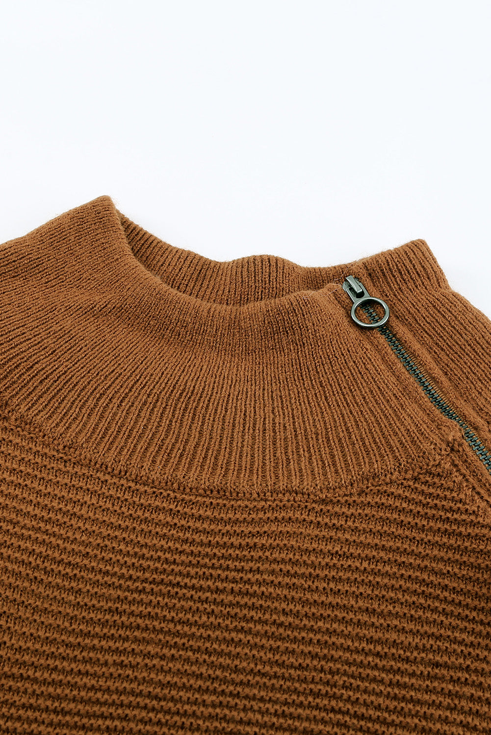 Smeđi pleteni pulover s visokim ovratnikom i patentnim zatvaračem