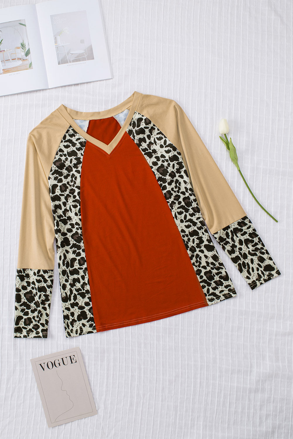 Smeđa majica dugih rukava s leopard V izrezom i blokovima boja