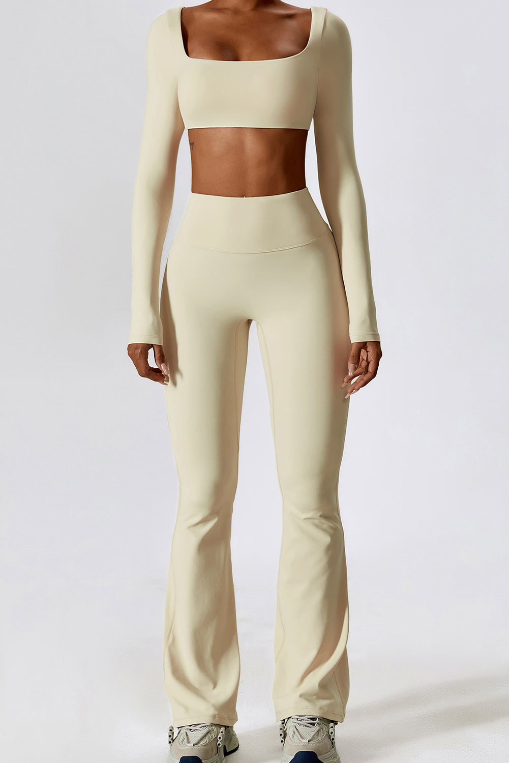 Set top e pantaloni attivi corti con scollo quadrato color albicocca
