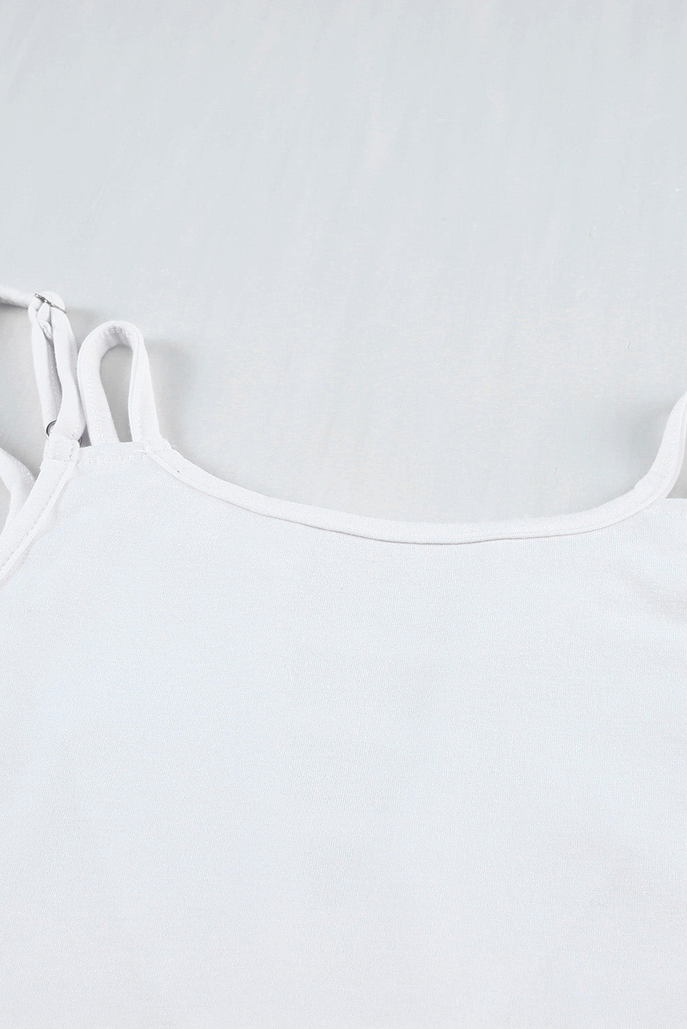 Bijela izdubljena majica s ljestvama