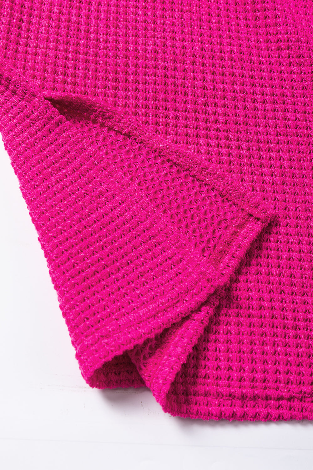 Rožnato rdeča teksturirana majica z dolgimi rokavi na sredinskem šivu