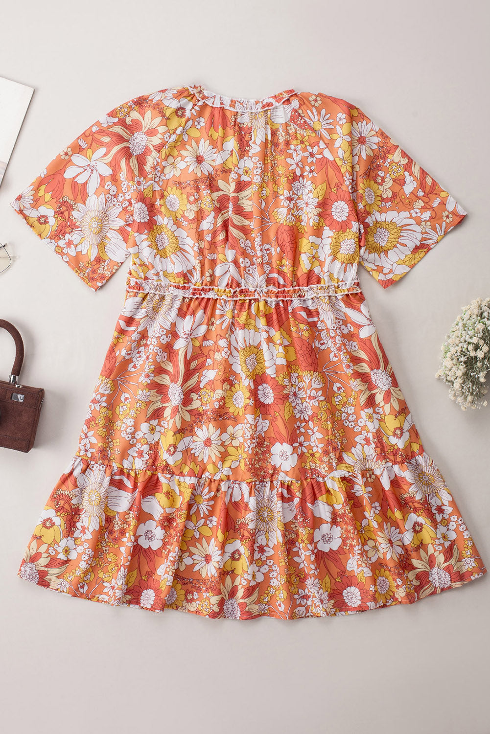 Narančasta cvjetna haljina širokih lepršavih rukava