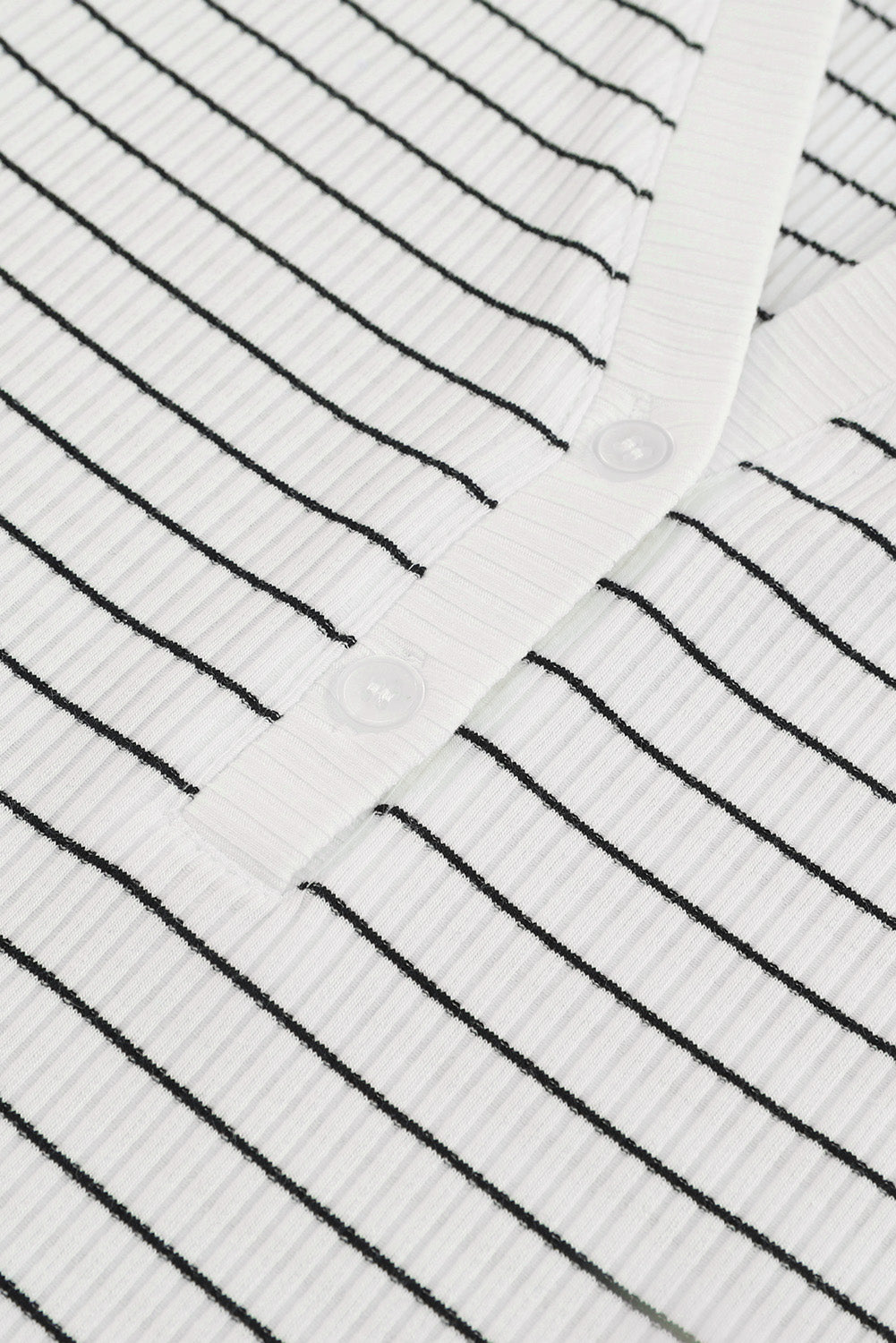 Weißes, kurzärmliges Top mit gestreiftem Print und eingekerbtem V-Ausschnitt