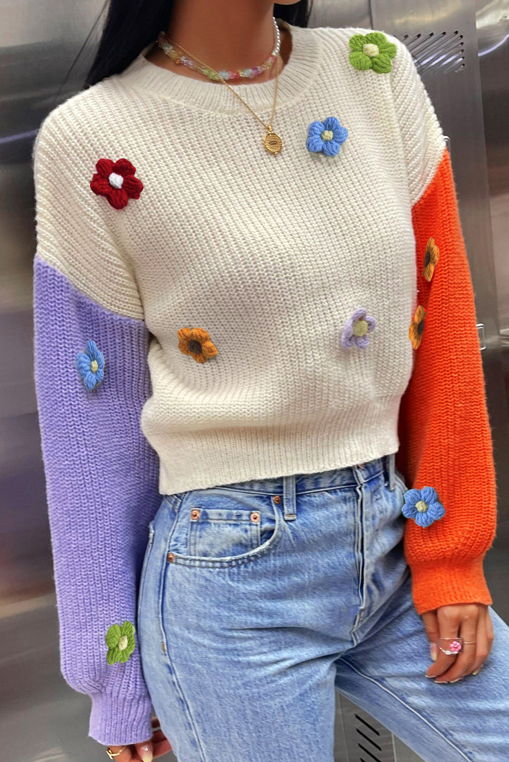 Pulover na spuštena ramena s višebojnim cvjetnim aplikacijama u boji