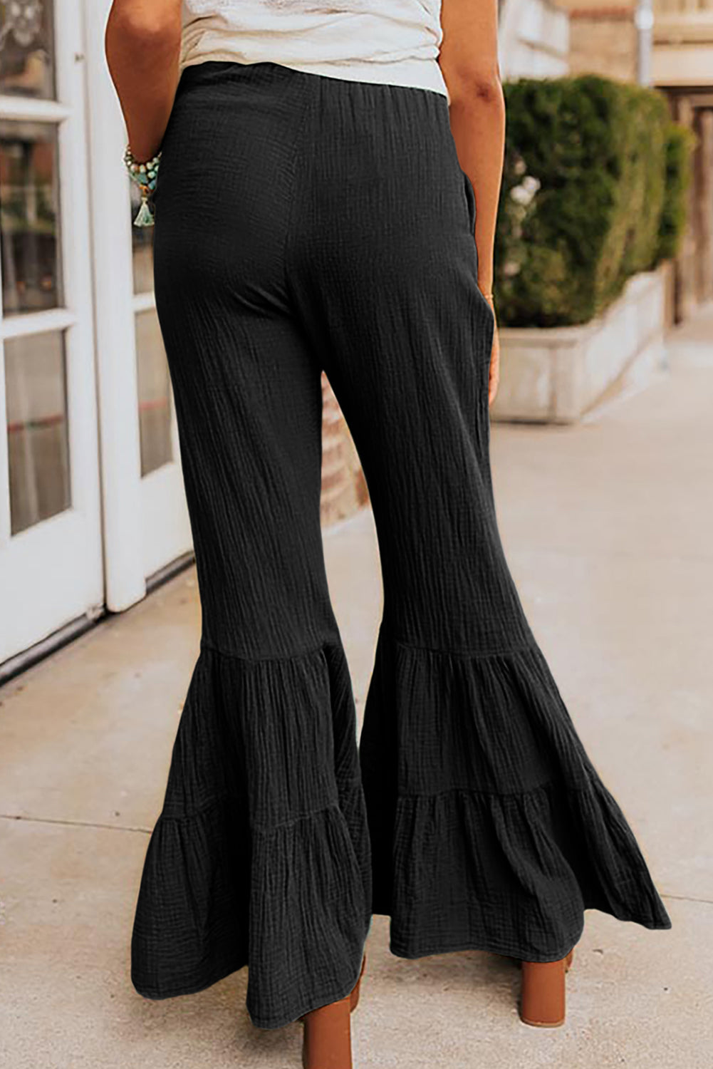 Pantalon noir texturé taille haute à volants et cloche