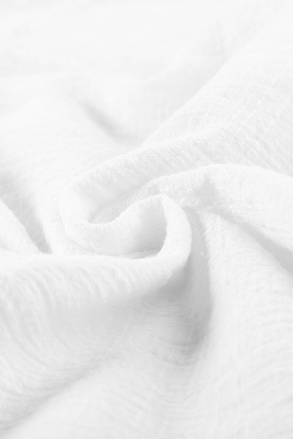 Enobarvna osnovna bela srajca s teksturo