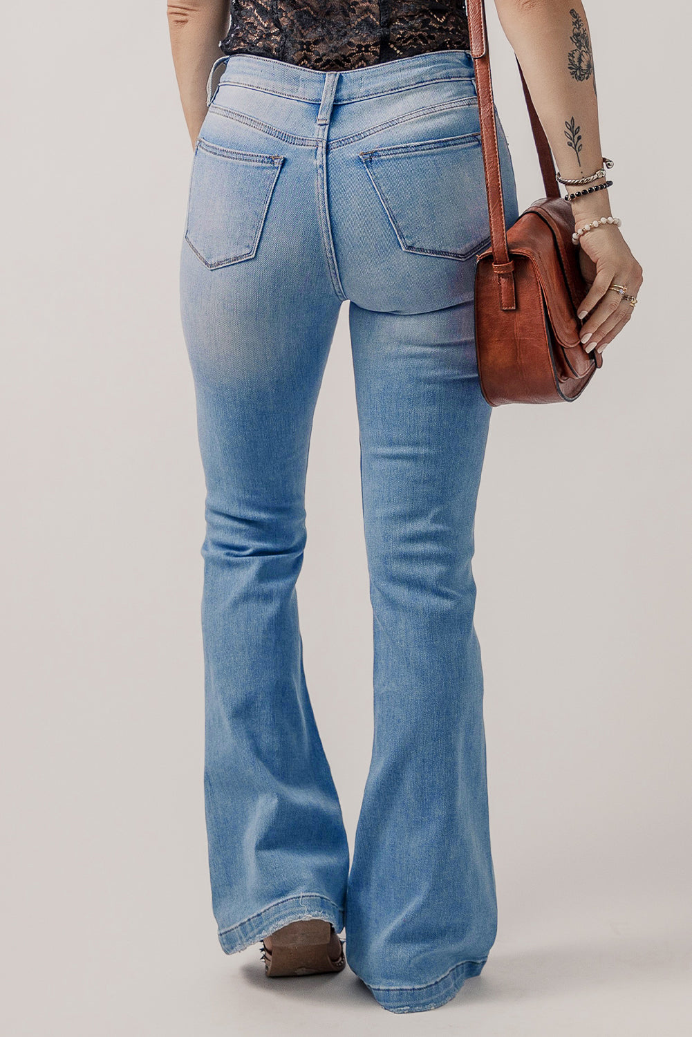 Blaue Beau-Jeans mit hoher Taille und Knopfleiste und zerrissenem Schlag
