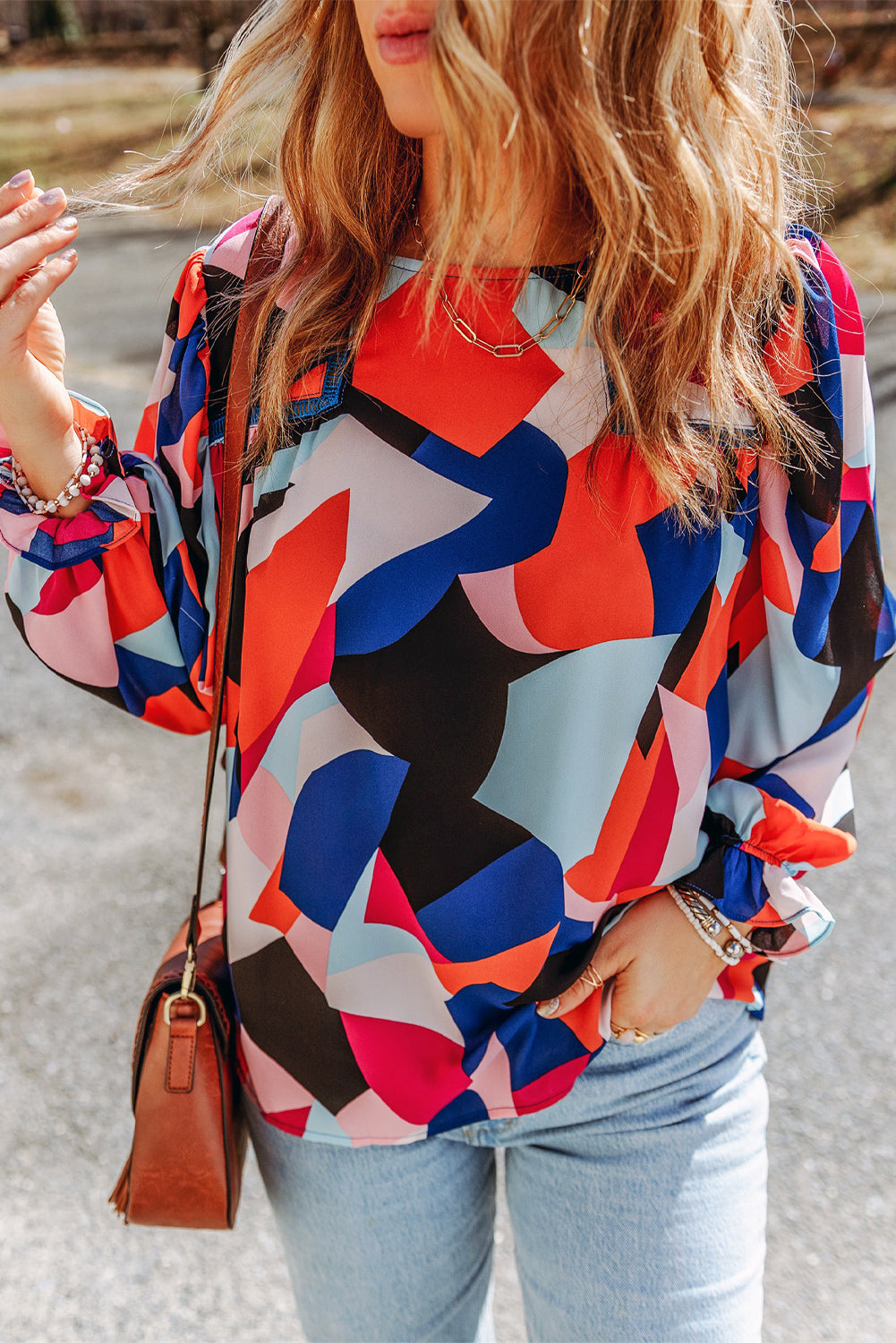 Bluza z napihnjenimi rokavi z abstraktnim vzorcem in okroglim izrezom