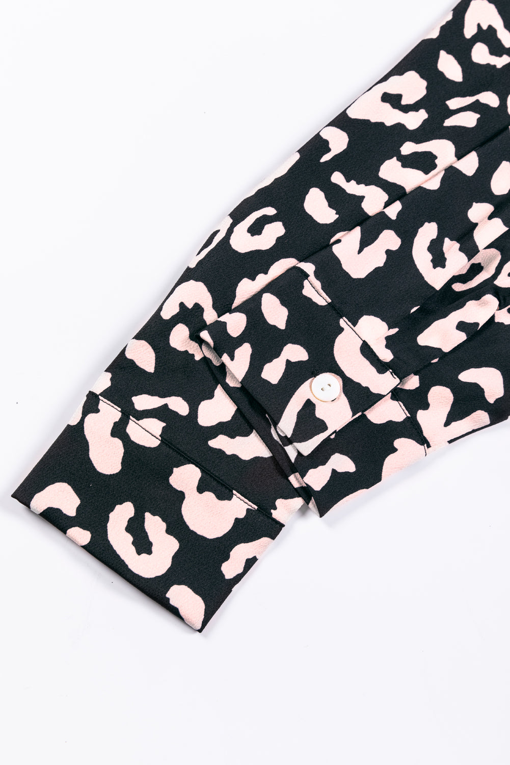 Camicia a maniche lunghe con bottoni e stampa leopardata nera