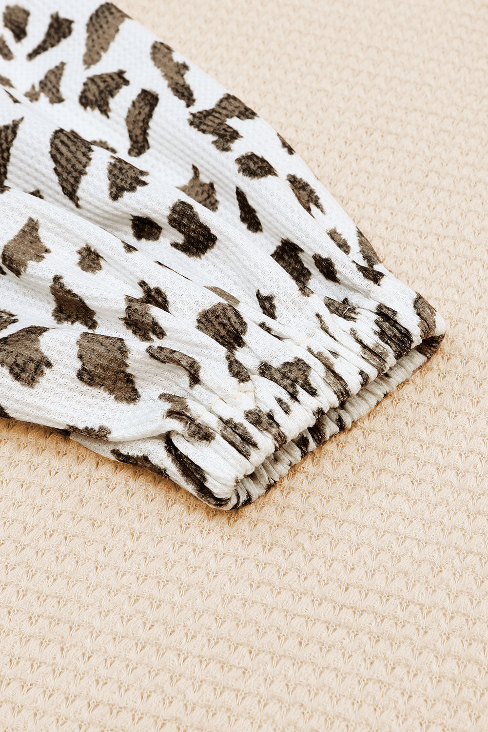 Top in maglia waffle con maniche a lanterna patchwork stampa leopardo albicocca