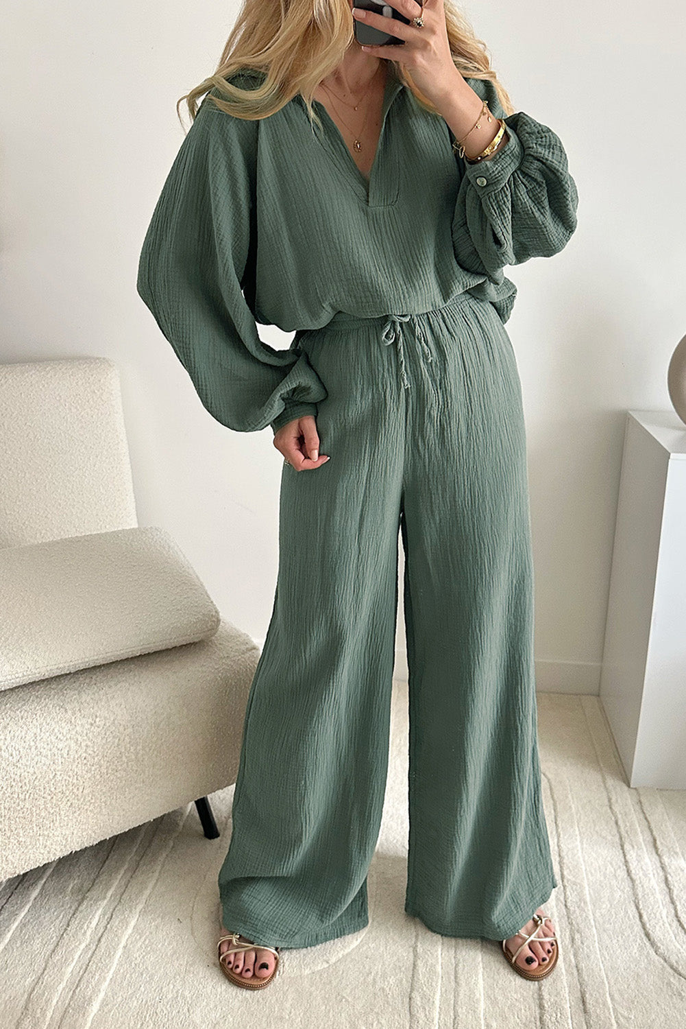 Set di pantaloni larghi con coulisse e collo diviso in piega verde