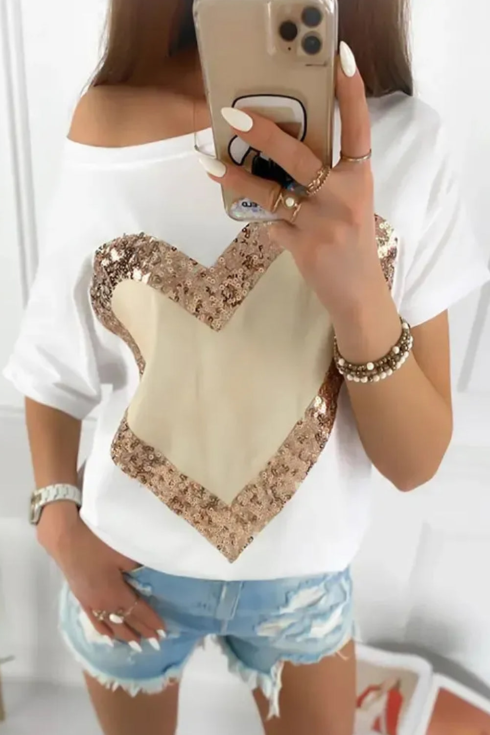 Bela majica s kratkimi rokavi in ​​okroglim izrezom v obliki srca z bleščicami
