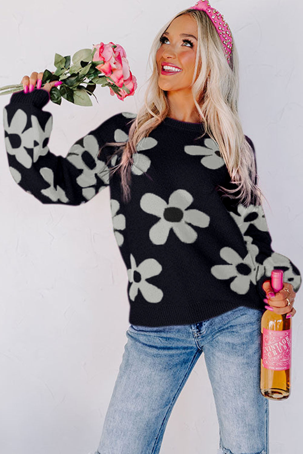 Črn pleten rebrasti pulover z velikimi rožami