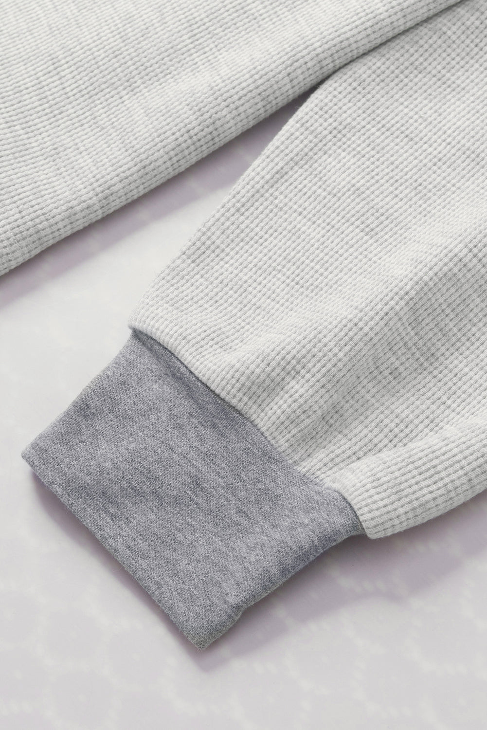 Sweat-shirt gris à col en V et patchwork côtelé à coutures apparentes