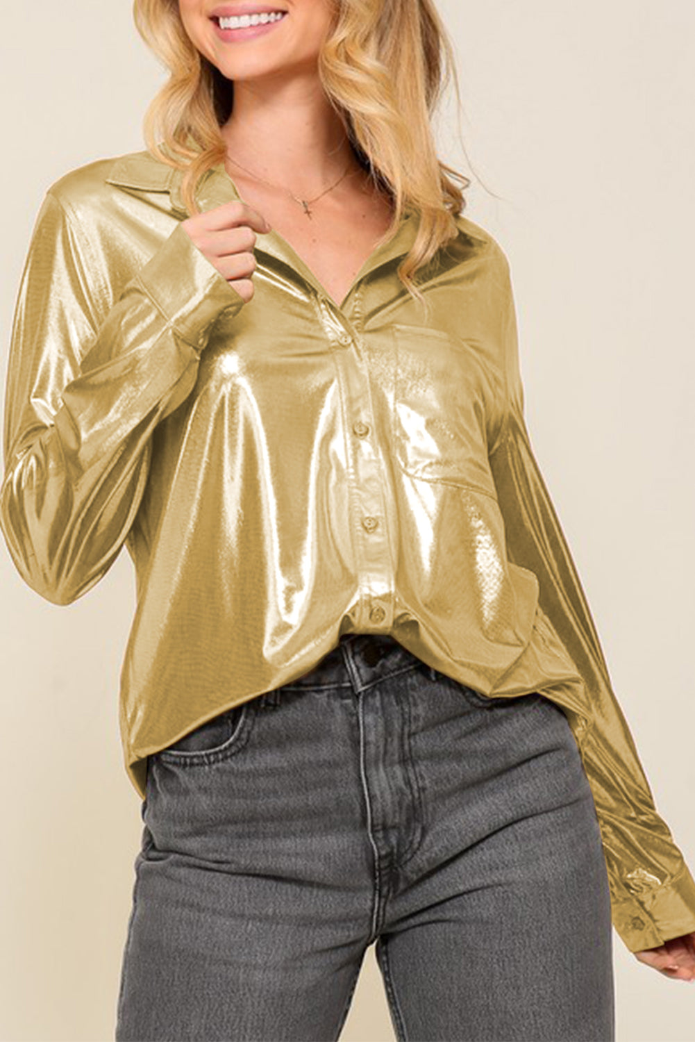 Zlatna metalik sjajna košulja s džepovima na prsima
