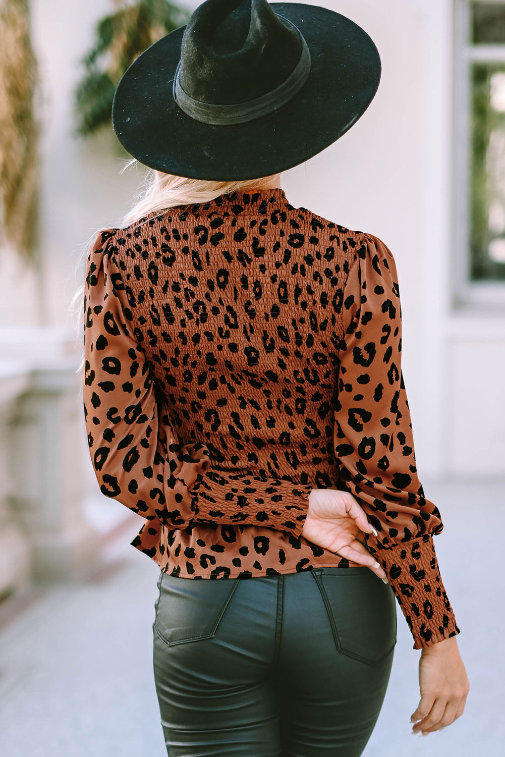 Rjava majica z napihnjenimi rokavi v obliki leoparda in peplum