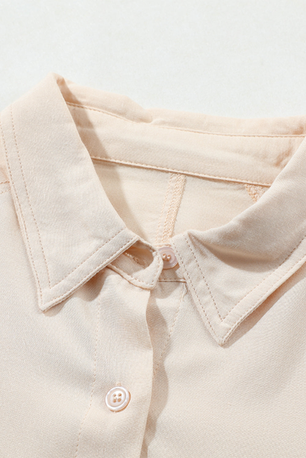 Camicia ampia e bassa con tasca sul petto con bottoni in tinta unita albicocca