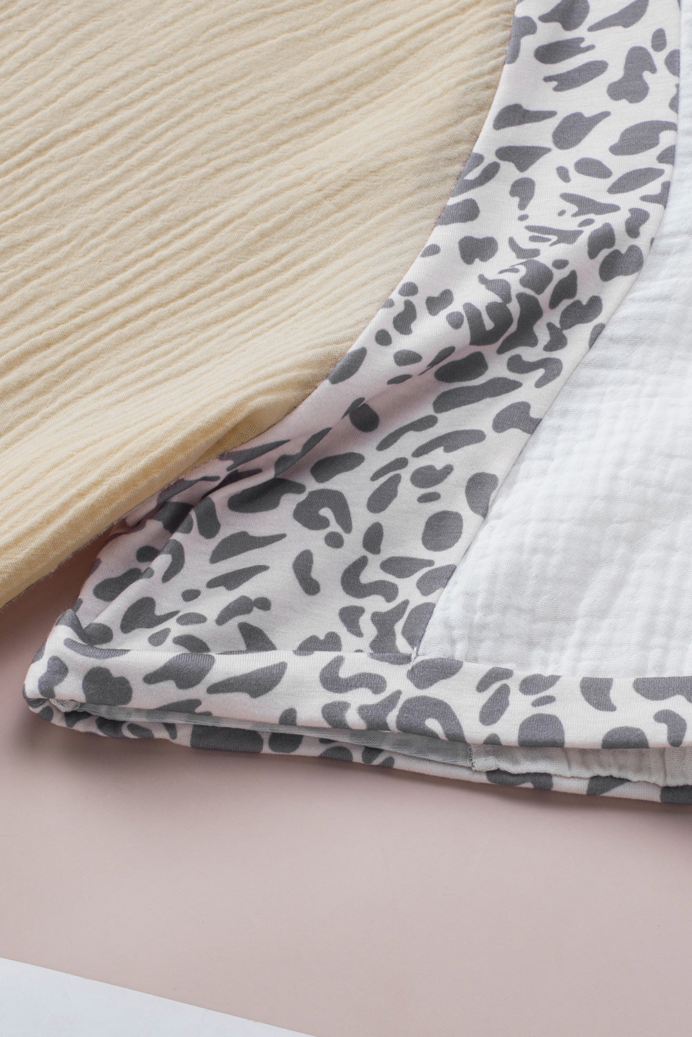 Bijela patchwork bluza s leopard ukrasima neuspješne boje