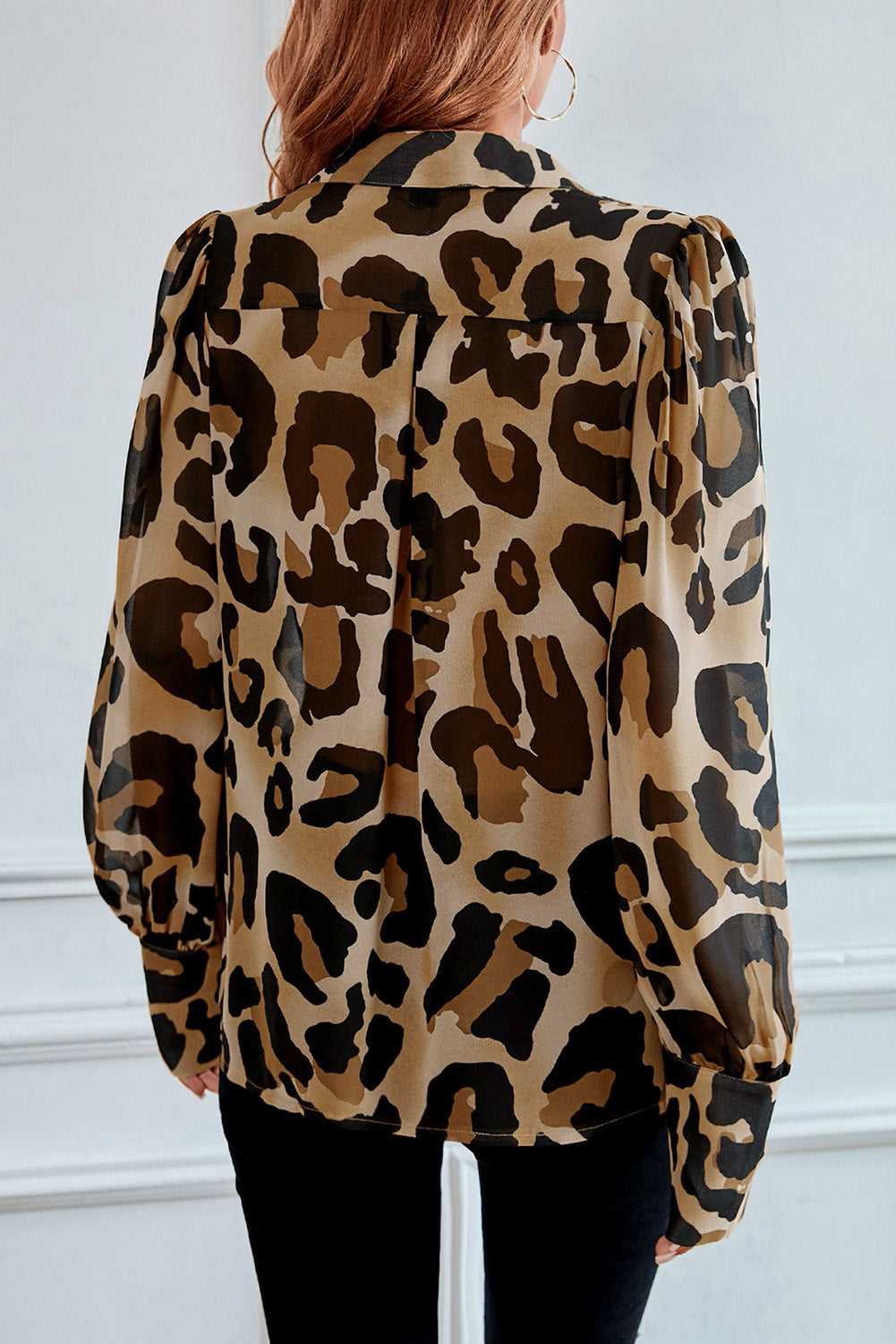 Majica z leopardjim škofovskim rokavom in zavihanim ovratnikom