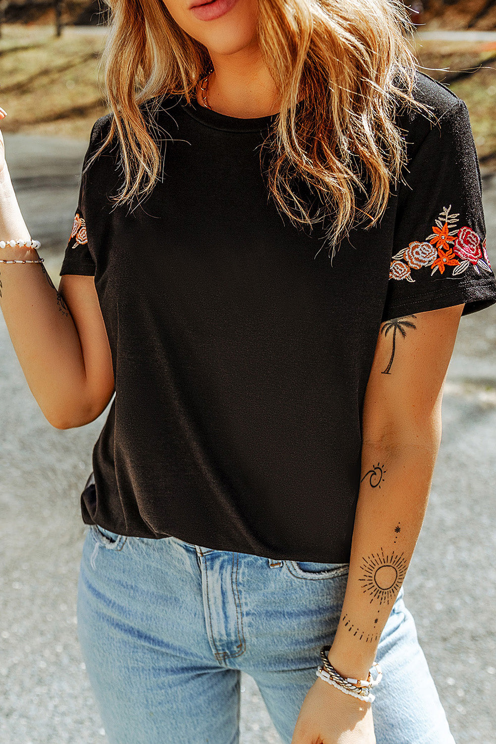 Črna majica s kratkimi rokavi in ​​okroglim ovratnikom, vezenim cvetjem