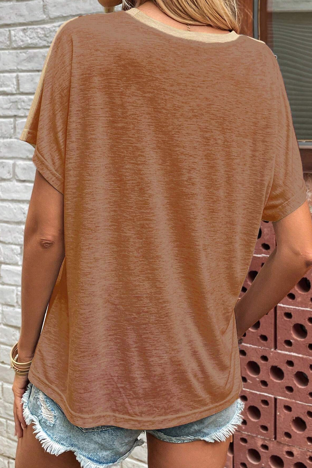 Rjava majica s kratkimi rokavi z asimetričnim izrezom Colorblock