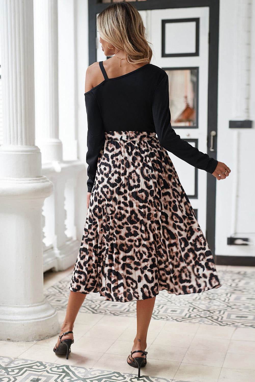 Crna asimetrična leopard haljina s pojasom na ramenima