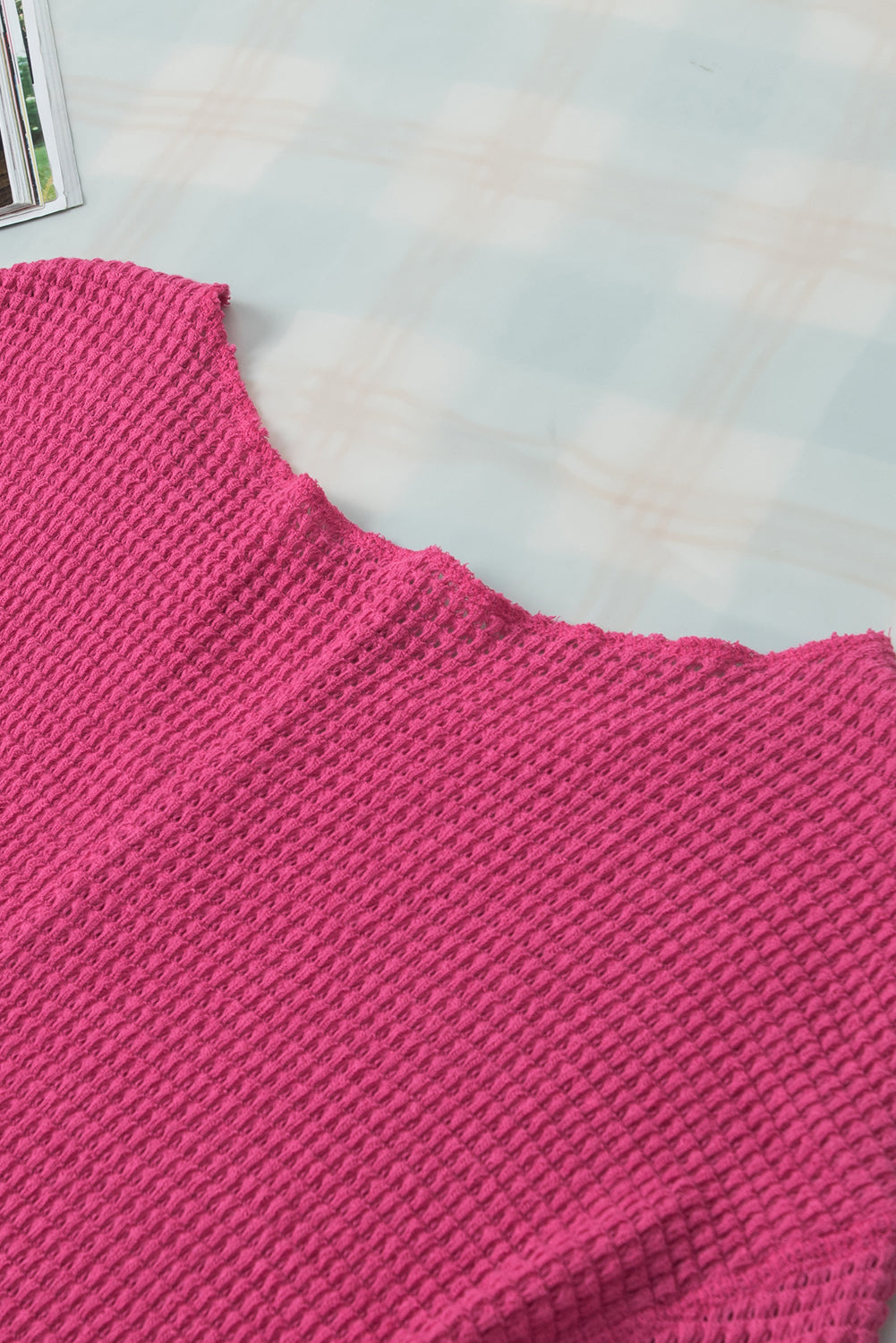 Jagodno roza teksturirana majica s kratkimi rokavi in ​​razcepljenim ovratnikom