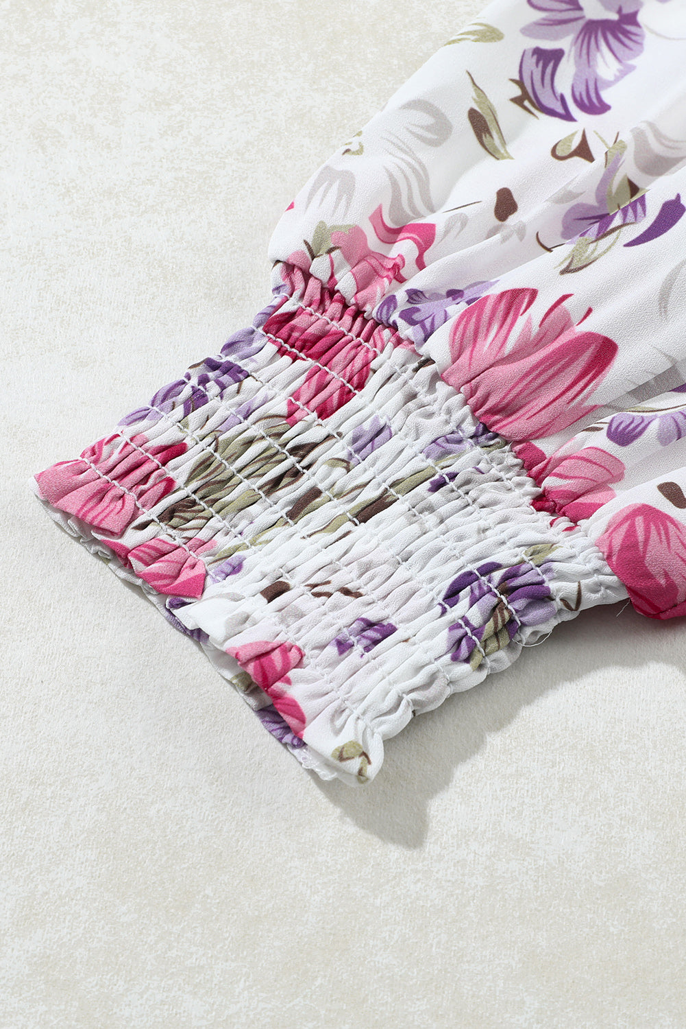 Chemise violette à manches bouffantes et col froncé à fleurs et col à volants