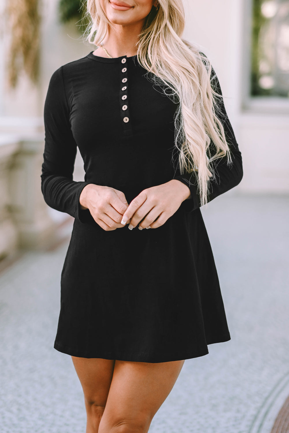 Schwarzes, einfarbiges Henley-Kleid mit langen Ärmeln