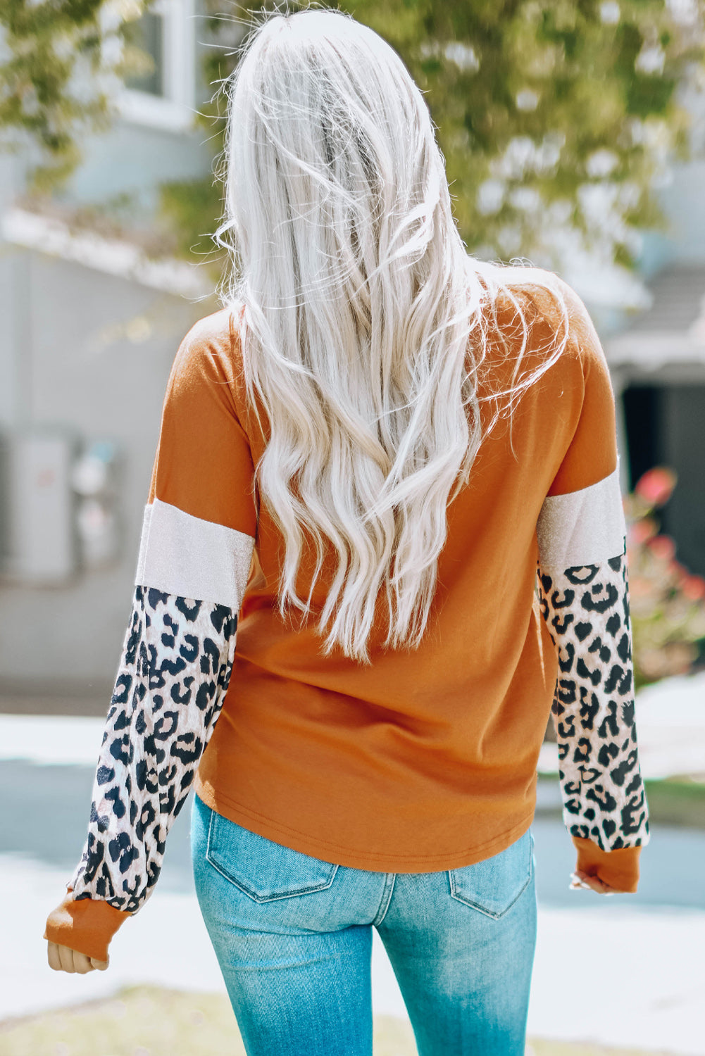 Smeđa majica dugih rukava sa šljokicama od leoparda