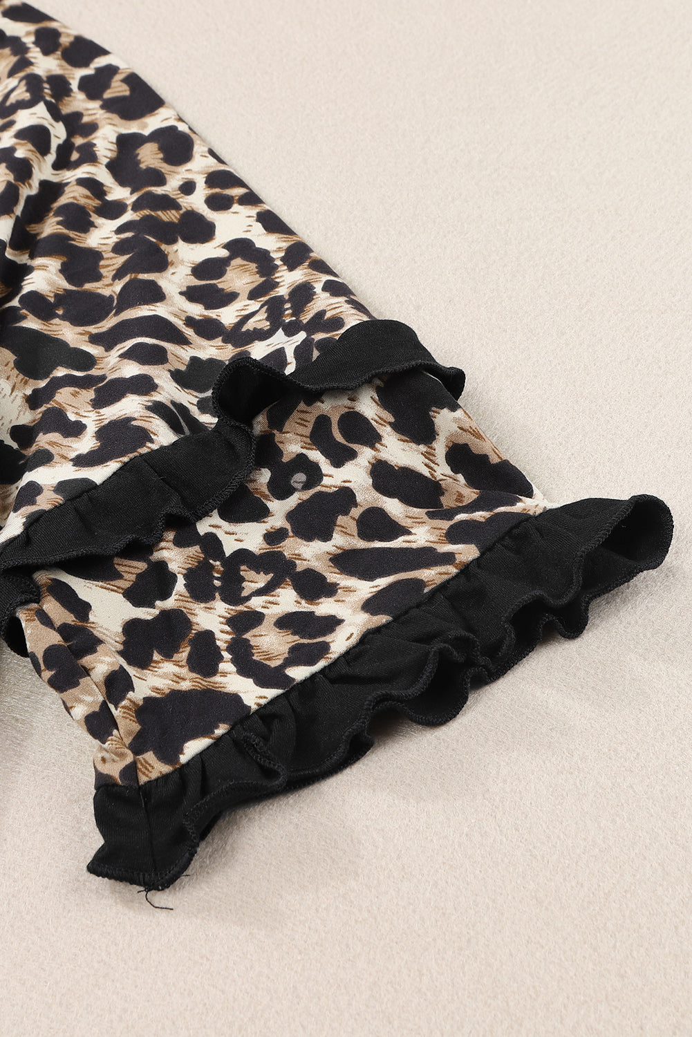 Crna majica s nabranim leopard rukavima od krpa