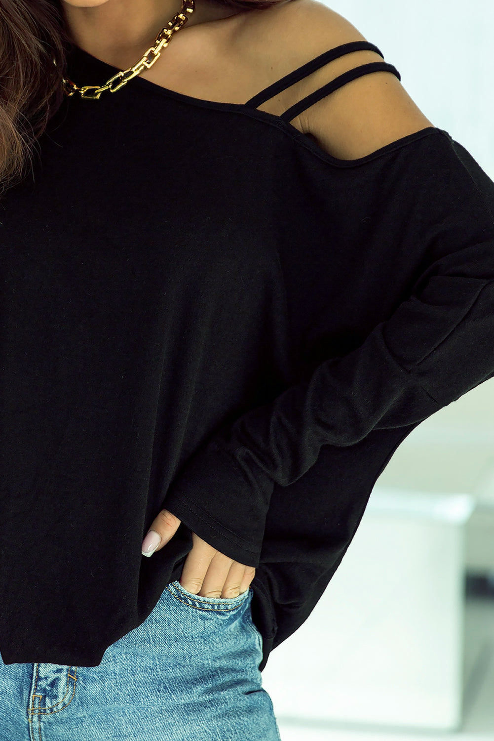 Crna majica s dugim rukavima s asimetričnim remenima i hladnim ramenima