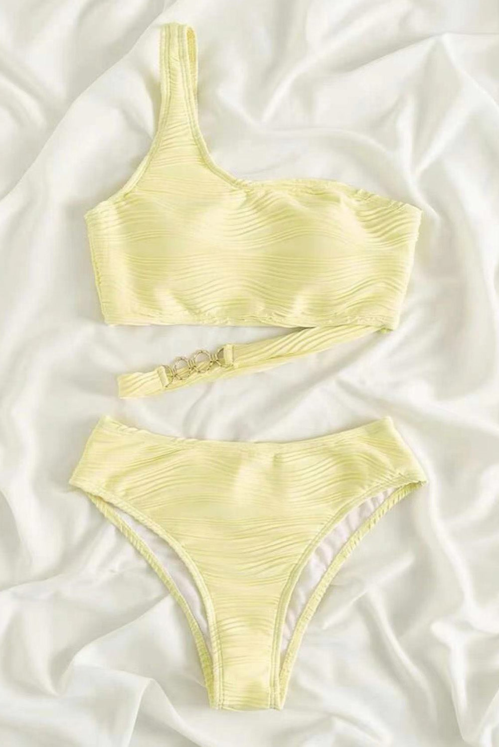 Žuti krem ​​bikini s valovitom teksturom i asimetričnim jednim ramenom
