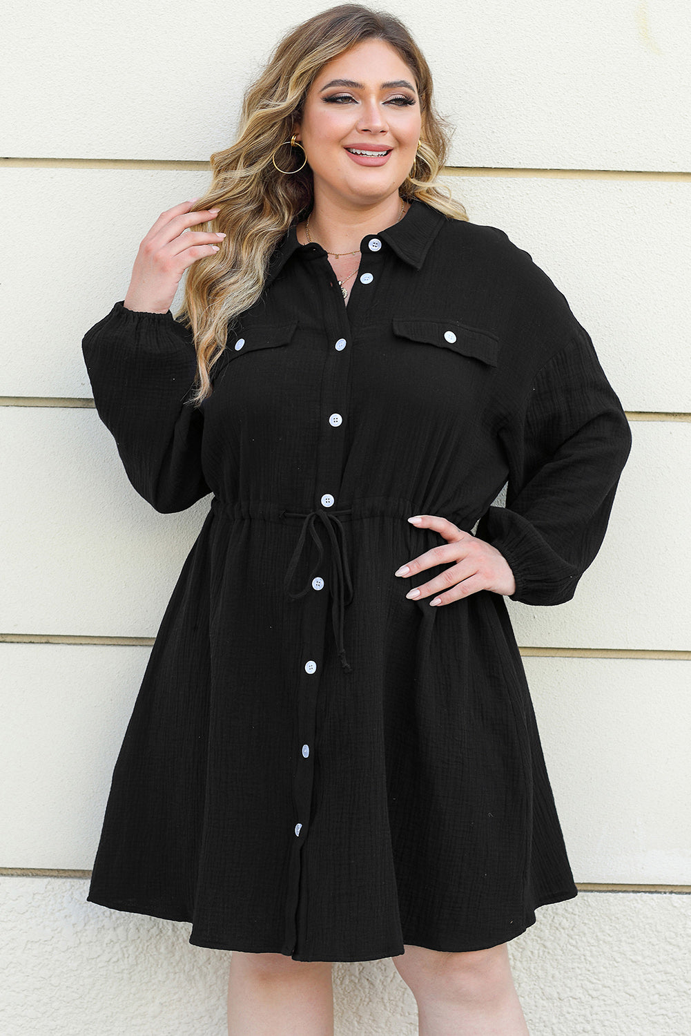 Robe chemise noire texturée boutonnée avec cordon de serrage de grande taille