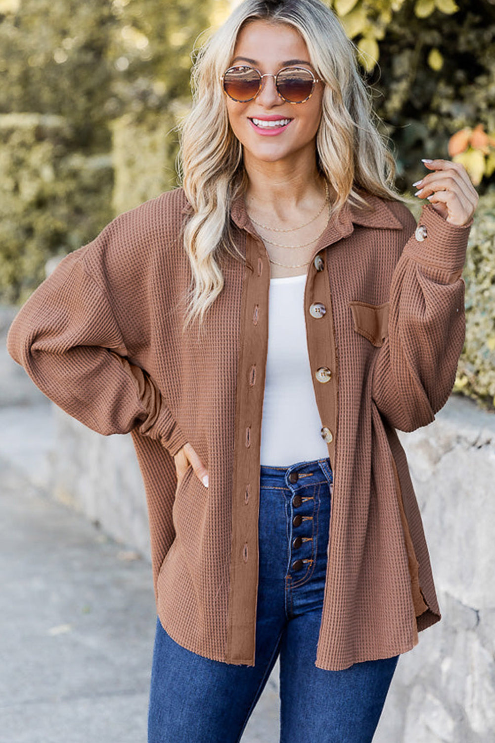 Veste marron en tricot gaufré à épaules tombantes